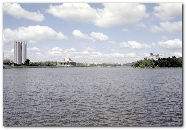 600x410 pixels (75K)