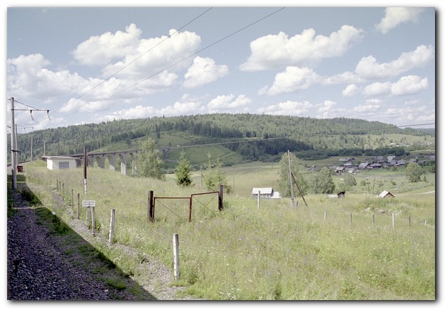 600x410 pixels (82K)